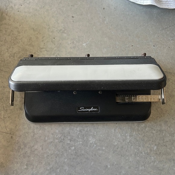 Swingline 3 hole puncher - Picture 1 of 5